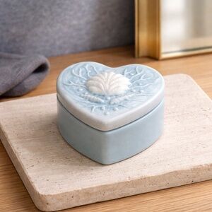 Vintage Trinket Box Heart Seashell Shaped by Design Gifts Int. Blue White